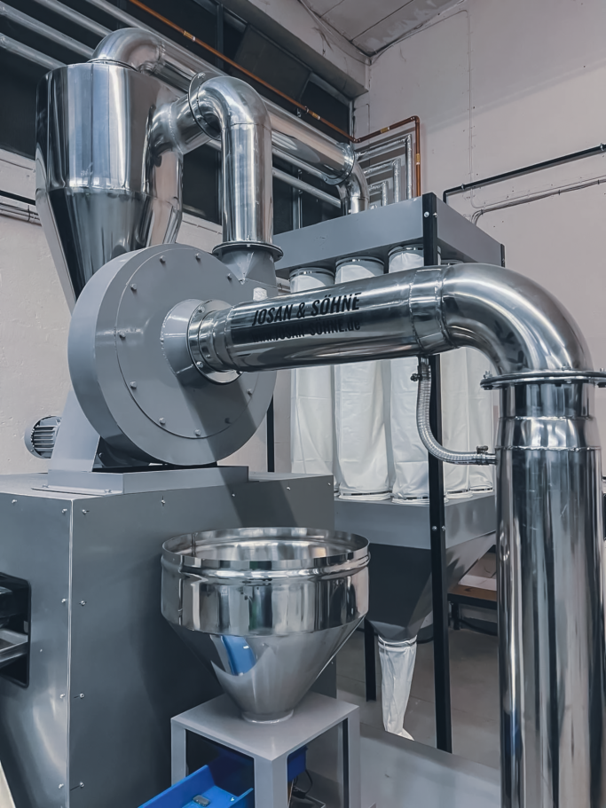 Komplette Kunststoffmahlanlage von JOSAN & SÖHNE mit Zyklon, Rohrführung und Filtersystem für saubere Kunststoffverarbeitung.