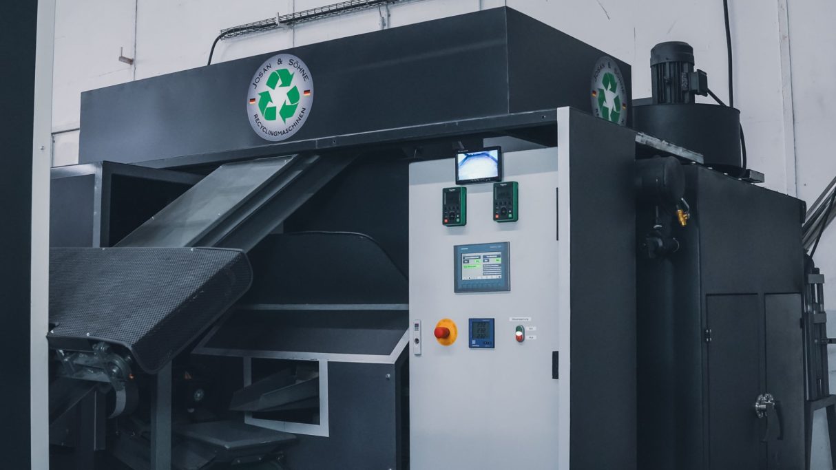 Rechte Seitenansicht der JOSAN S300 Maschine mit allen Komponenten im Überblick.