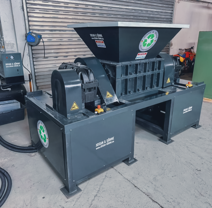 Der groß dimensionierte Einfülltrichter ermöglicht die sichere Aufgabe von Kabeln, Kunststoffen, Reifen oder Metallteilen.