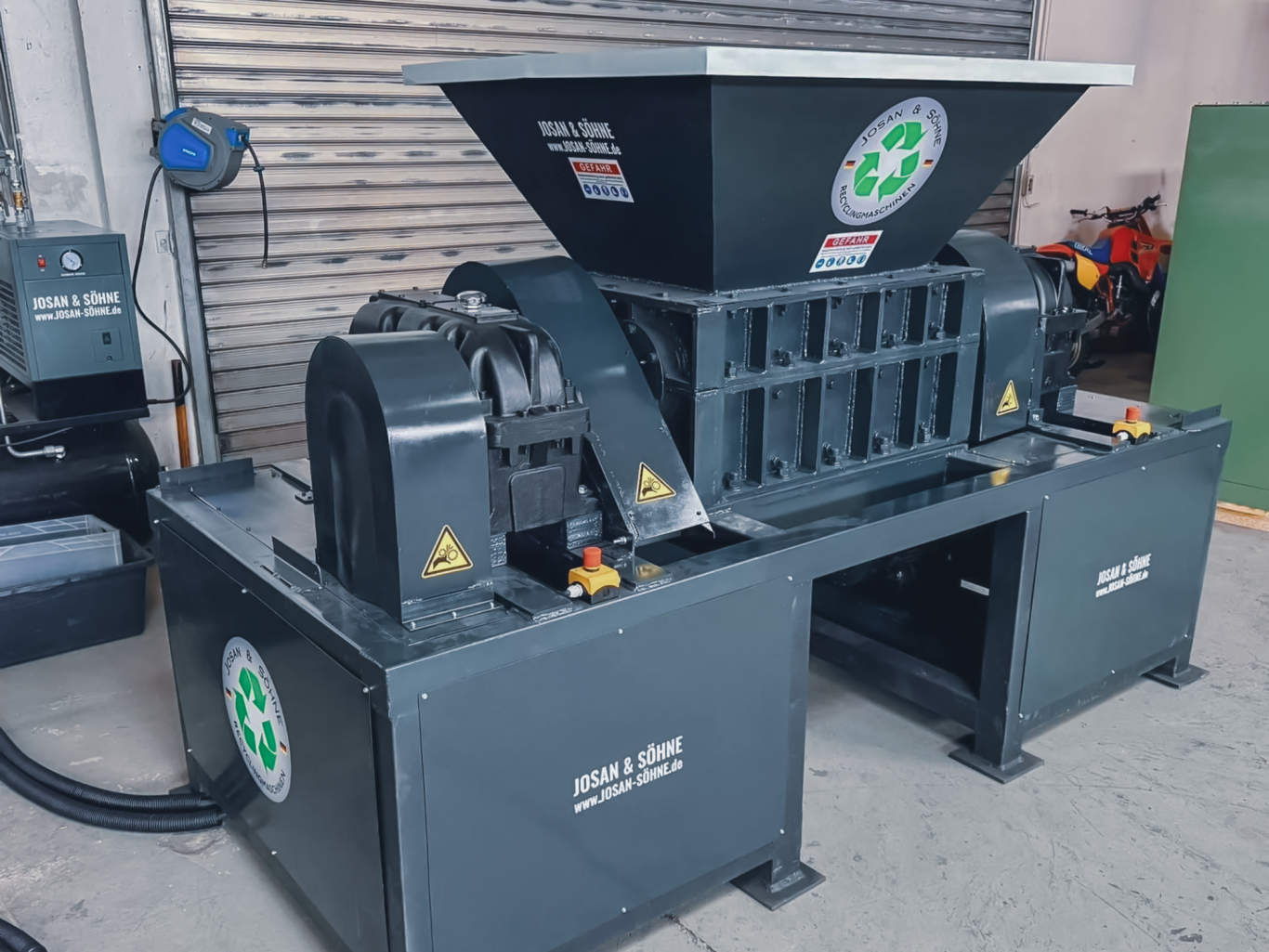 Seitenansicht des industriellen 80 cm Zweiwellenschredders