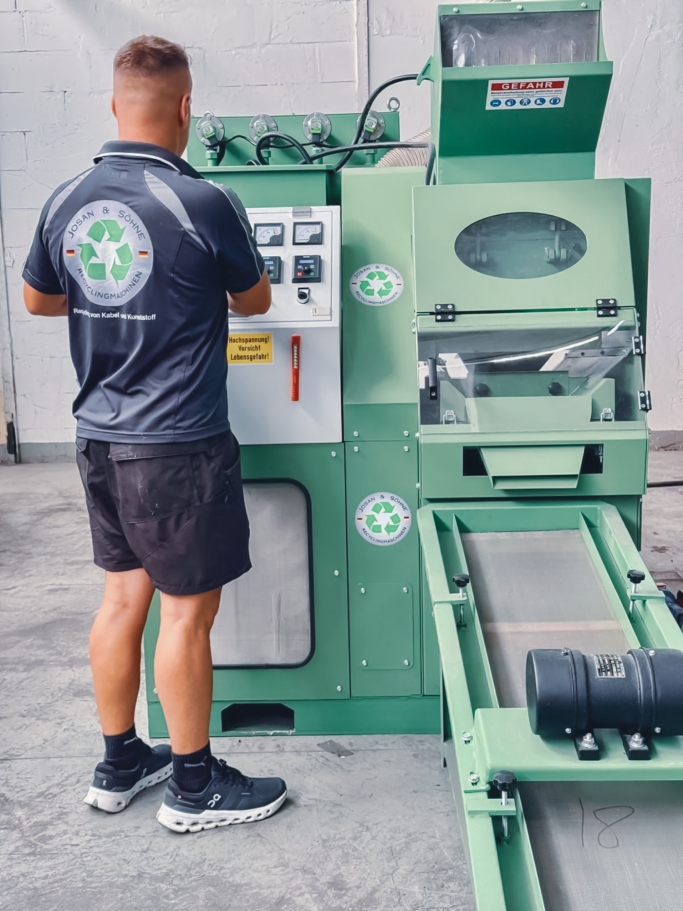 JOSAN S160 Kabelgranulieranlage im Einsatz JOSAN S160 Kabelgranulieranlage im Betrieb in der Produktionshalle.