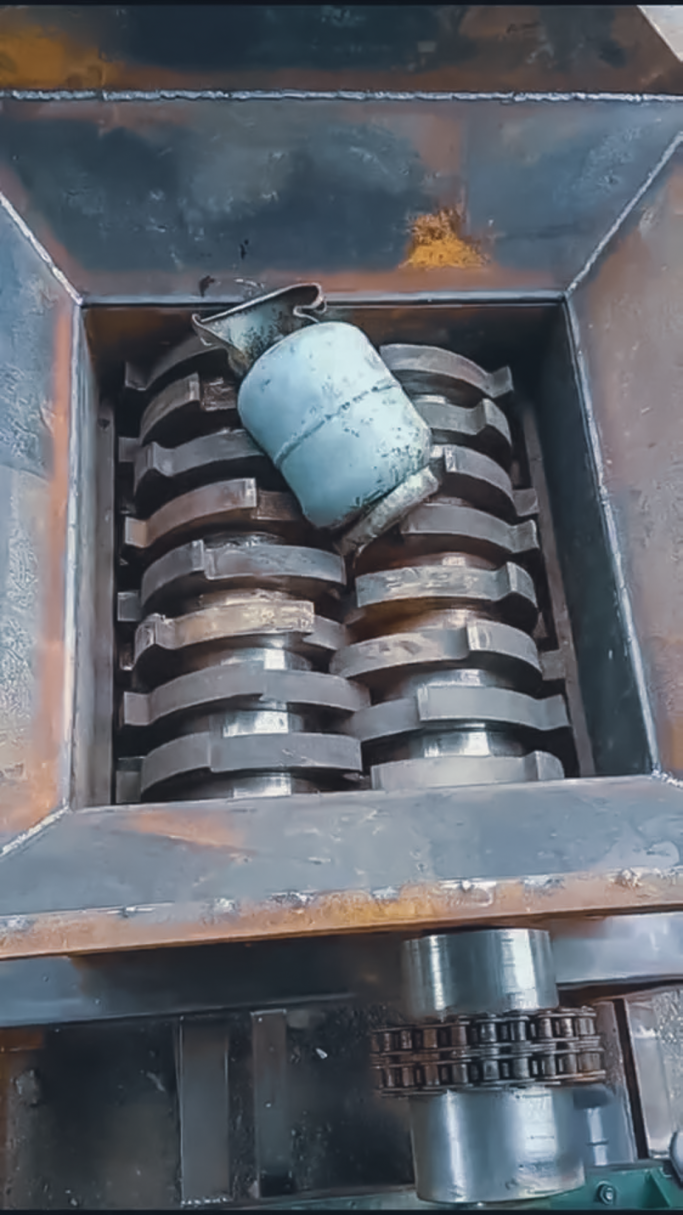 Typisches Ausgangsmaterial wie Gummi, Kabel oder Kunststoff zur Vorzerkleinerung im JOSAN Zweiwellen-Schredder.