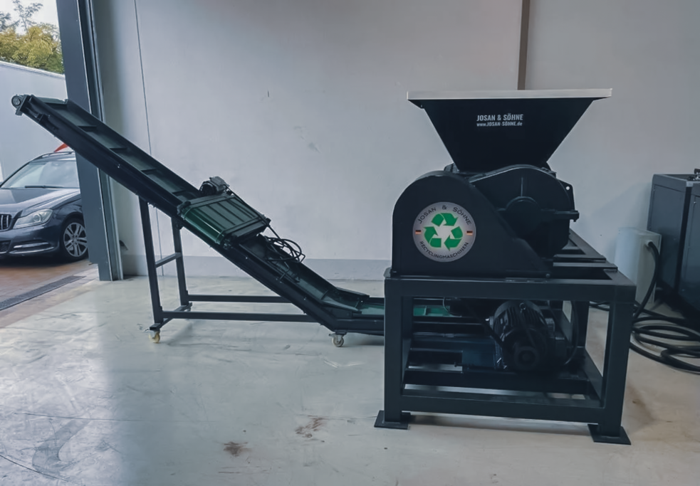 Zweiwellen-Schredder 80 cm mit angeschlossenem Förderband.
