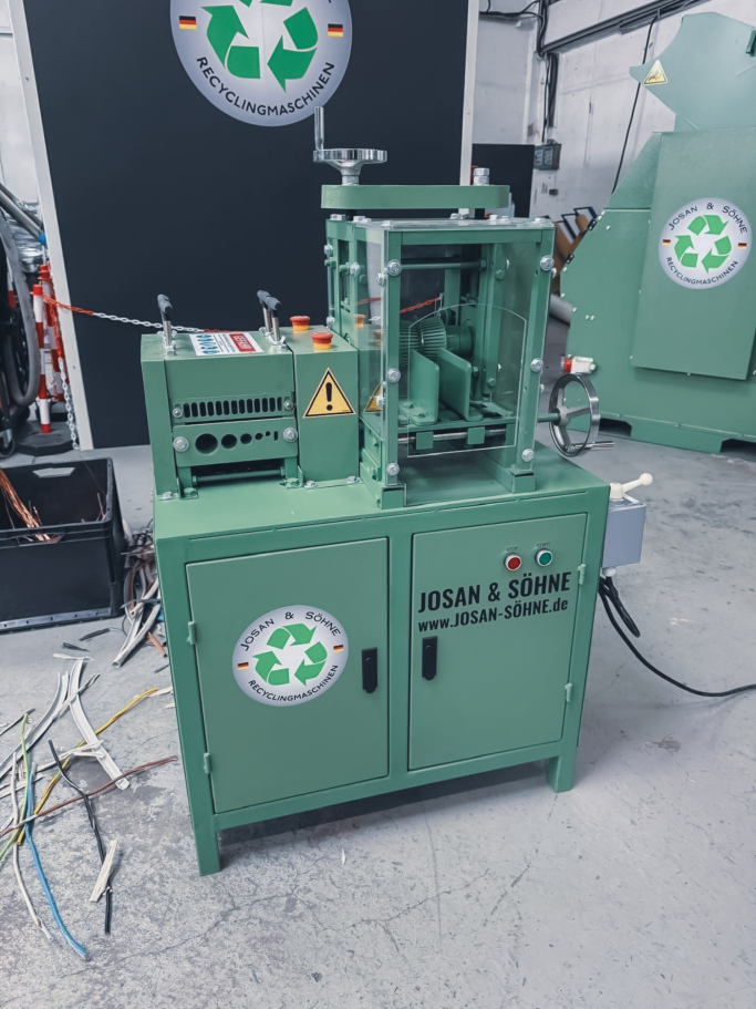Kabelschälmaschine JOSAN – Frontansicht Frontansicht der JOSAN Kabelschälmaschine für Kupferrecycling.