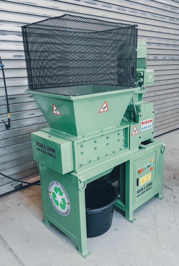 Seitenansicht des JOSAN Zweiwellen-Schredders 40 cm.
