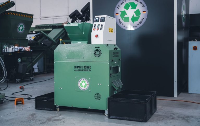 Frontansicht Kabelgranulieranlage E30 – Josan & Söhne CE-geprüft