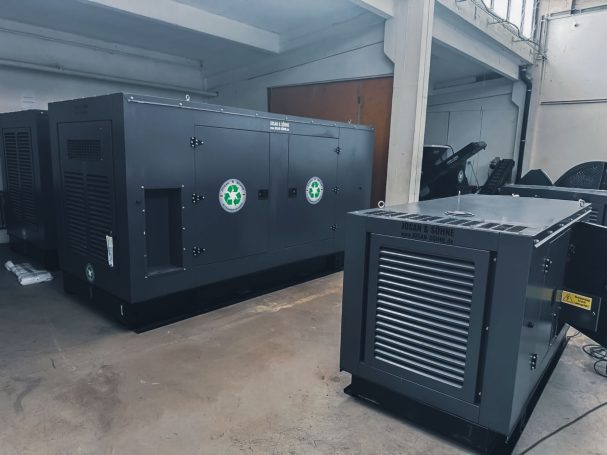 JOSAN & SÖHNE Notstromaggregat – Seitenansicht für Gewerbebetriebe Seitenansicht eines JOSAN & SÖHNE Notstromaggregats im gewerblichen Einsatz