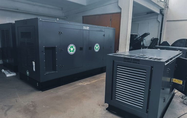 JOSAN Notstromaggregat Frontansicht Industrieeinsatz 150KVA 120KW Detailansicht eines JOSAN Diesel-Notstromaggregats mit CE-Steckdosen 150KVA 120 KW