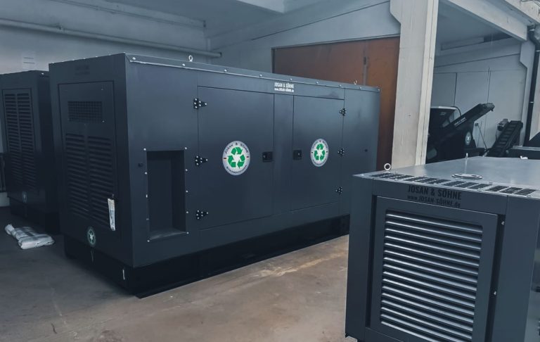 JOSAN Notstromaggregat Frontansicht Industrieeinsatz 320KVA 150KW Detailansicht eines JOSAN Diesel-Notstromaggregats mit CE-Steckdosen 320KVA 250 KW