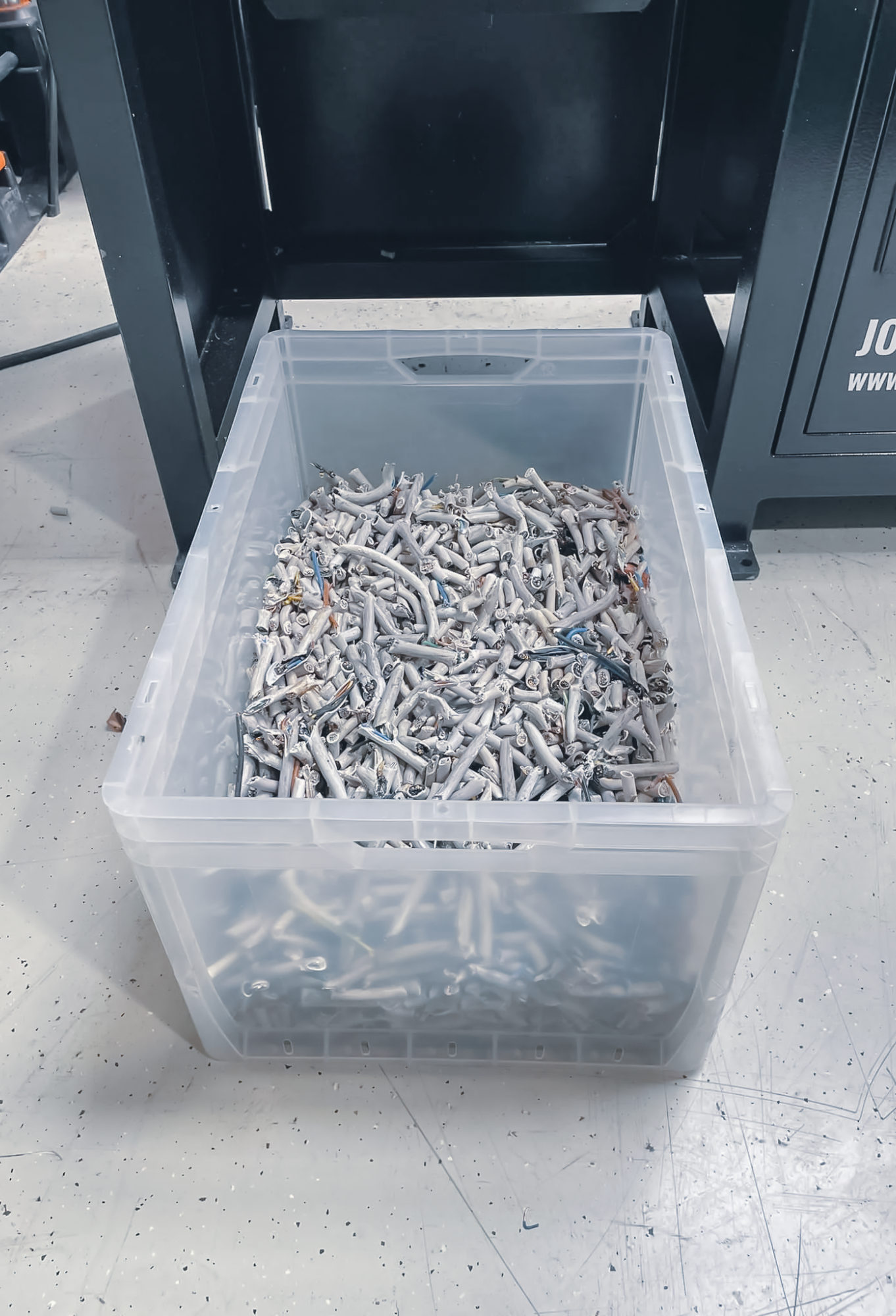 Seitenansicht des industriellen 40 cm Zweiwellenschredders