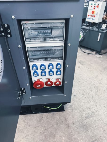 JOSAN & SÖHNE Notstromaggregat – Steckdosen & Bedienfeld Steckdosen und Bedienfeld eines JOSAN & SÖHNE Notstromaggregats mit 230 V- und 400 V-Anschlüssen