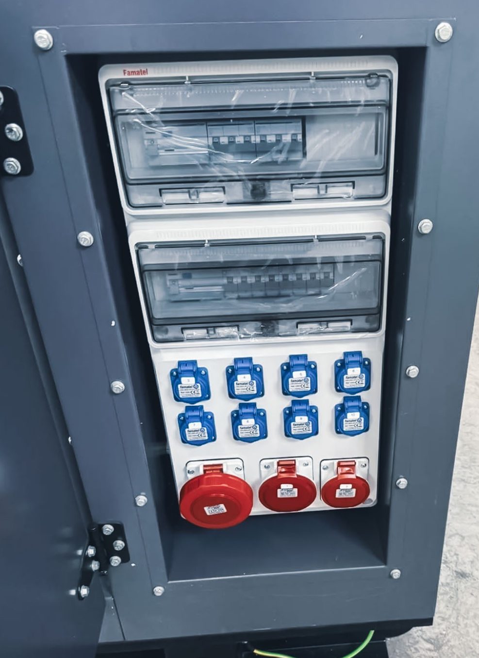 JOSAN & SÖHNE Steckdosen & Bedienfeld Notstrom Versorgung Detailansicht der Steckdosen und Bedieneinheit eines JOSAN Diesel-Notstromaggregats mit CE-Steckdosen.