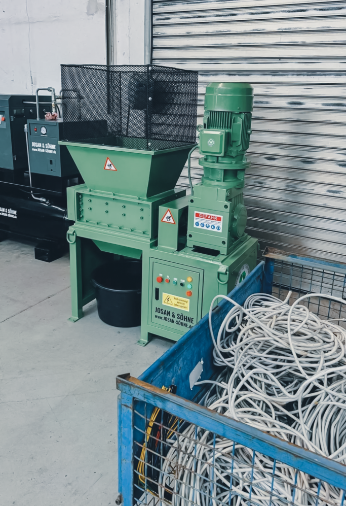 Zweiwellen-Schredder 40 cm mit vorbereitetem Recyclingmaterial.
