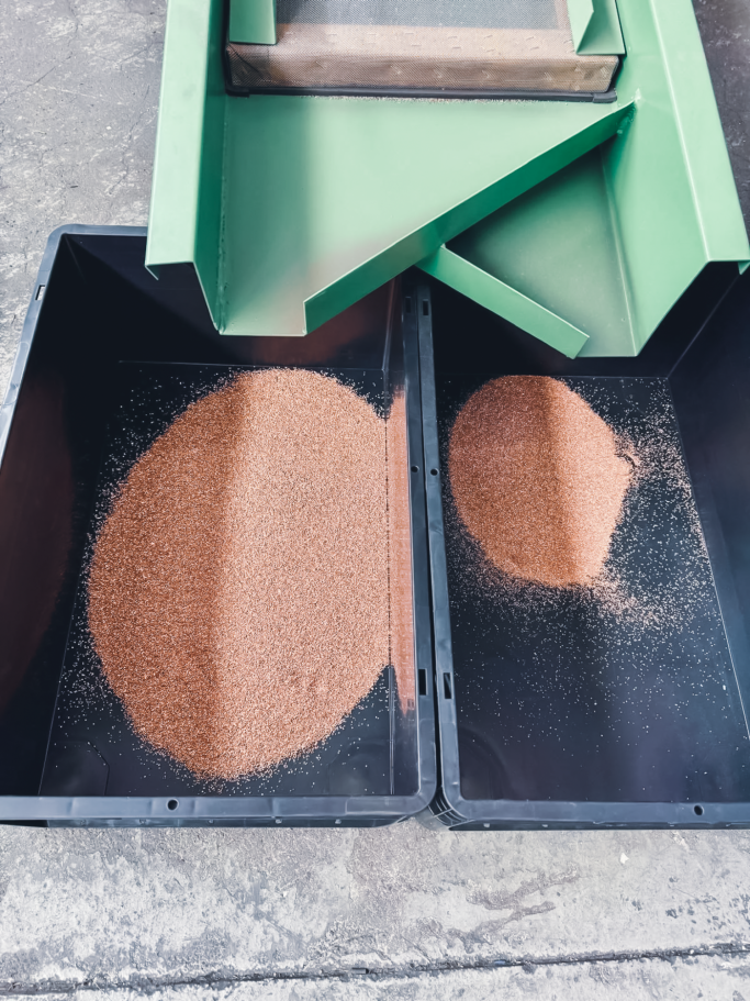 Kupfergranulat aus der JOSAN S160 Reines Kupfergranulat nach der Verarbeitung mit der JOSAN S160.