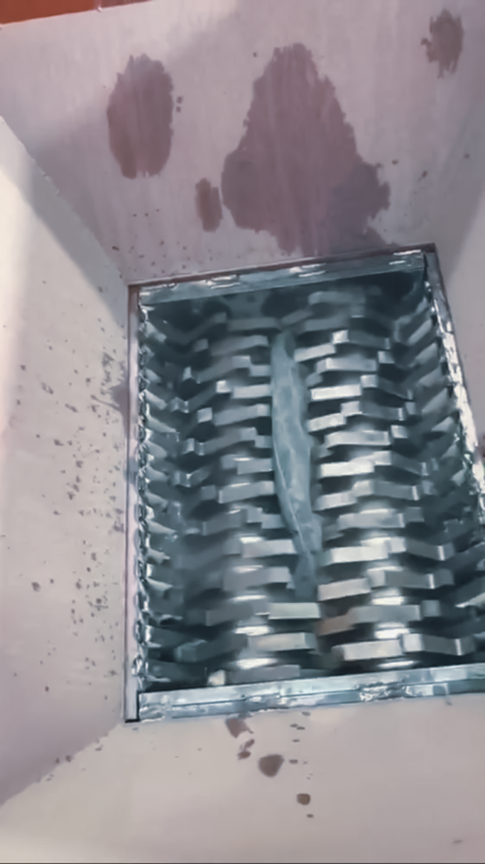 Gegenläufige Messerwellen des JOSAN Zweiwellen-Schredders 80 cm.
