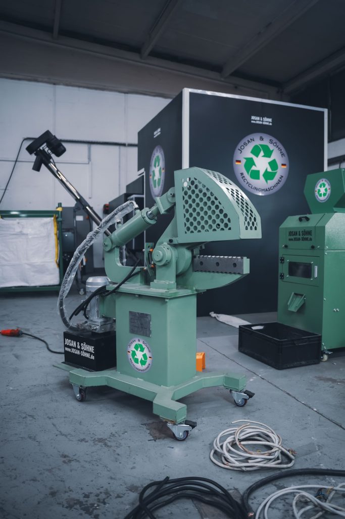 Hydraulische Kabelschneidmaschine von JOSAN im Betrieb