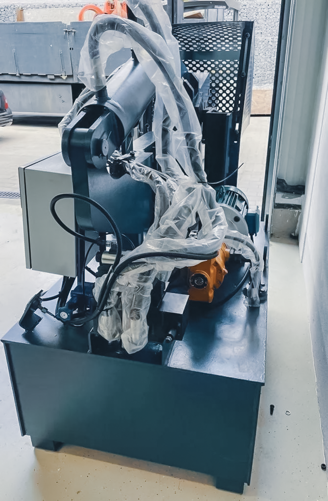 Antriebseinheit der JOSAN Alligatorschere Rückansicht der JOSAN Alligatorschere mit Elektromotor, Hydraulikeinheit und Verkabelung.