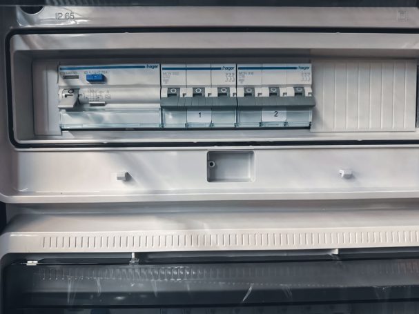 JOSAN & SÖHNE Notstromaggregate 25–320 kVA – Schaltschrank & Absicherung Schaltschrank eines JOSAN & SÖHNE Notstromaggregats für Leistungsbereiche von 25 bis 320 kVA