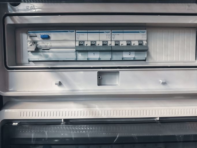 JOSAN & SÖHNE Notstromaggregate 25–320 kVA – Schaltschrank & Absicherung Schaltschrank eines JOSAN & SÖHNE Notstromaggregats für Leistungsbereiche von 25 bis 320 kVA