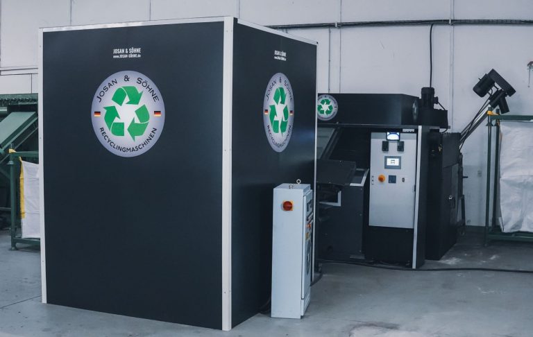 Frontansicht der Kabelgranulieranlage S300 mit Siemens SPS und Kameraüberwachung von JOSAN & SÖHNE