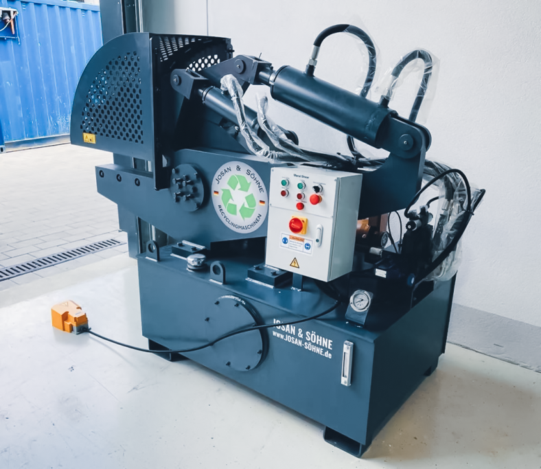 JOSAN Alligatorschere im praktischen Einsatz Hydraulische JOSAN Alligatorschere beim Schneiden dicker Kabel im Recyclingbetrieb.