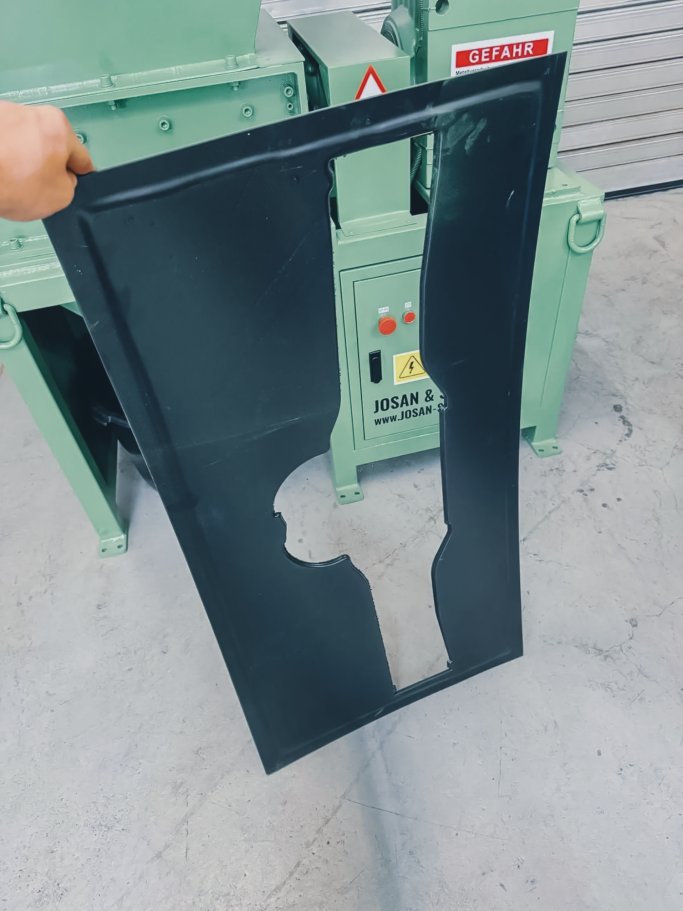 Schredderfähiges Kabel- und Recyclingmaterial für den JOSAN Zweiwellen-Schredder 40 cm.
