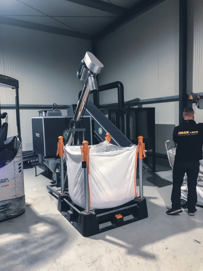 JOSAN S90 mit Absack- und Fördertechnik JOSAN S90 Kabelgranulieranlage mit Big-Bag-Absackung.