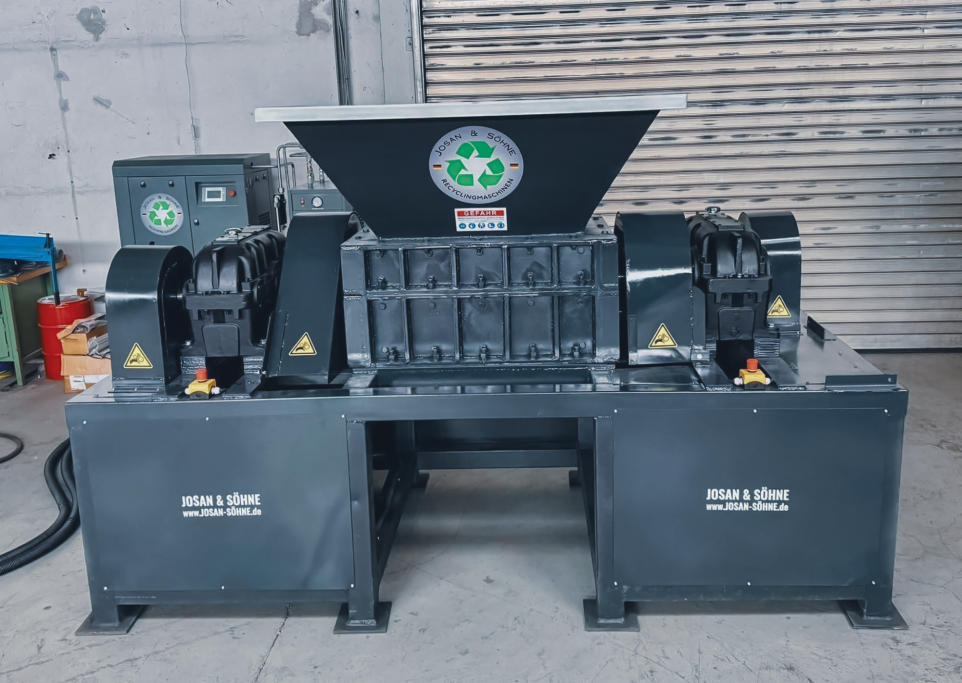 JOSAN Zweiwellen-Schredder 80 cm Frontansicht im Industrieeinsatz.
