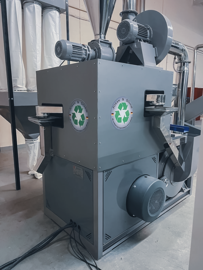 Rückansicht der JOSAN Kunststoffmühle mit Motor
