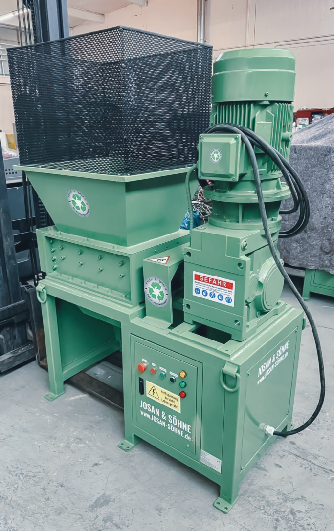 JOSAN Zweiwellen-Schredder 40 cm Frontansicht in Industriehalle.

