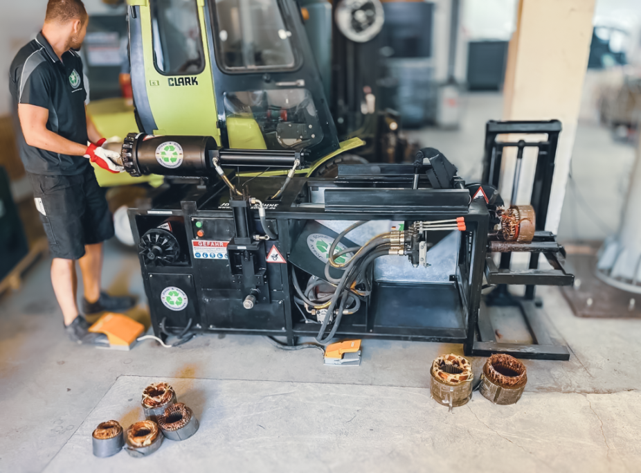 Elektromotorknacker von JOSAN im Einsatz beim Öffnen eines Elektromotors