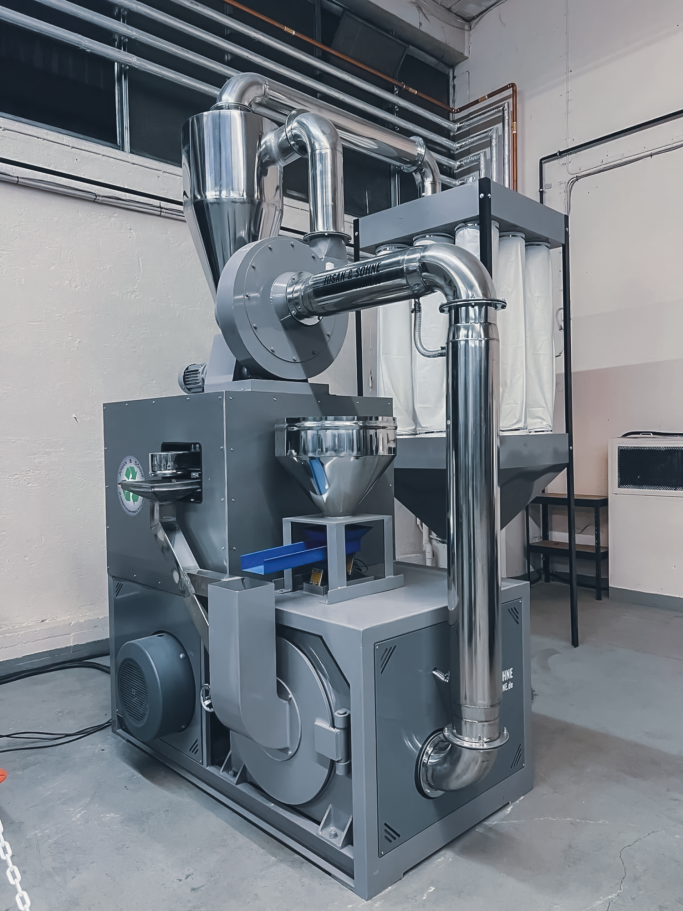 JOSAN Kunststoffmühle mit integrierter Absauganlage in Industriehalle
