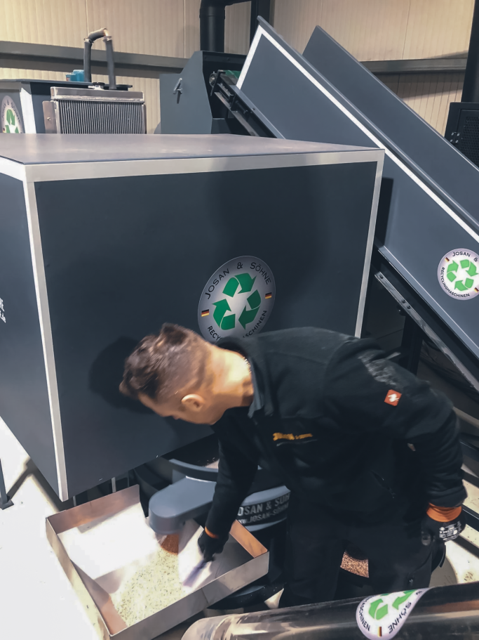 Kupferauslauf JOSAN S90 Granulieranlage Reines Kupfergranulat im Auslauf der JOSAN S90 Kabelgranulieranlage.