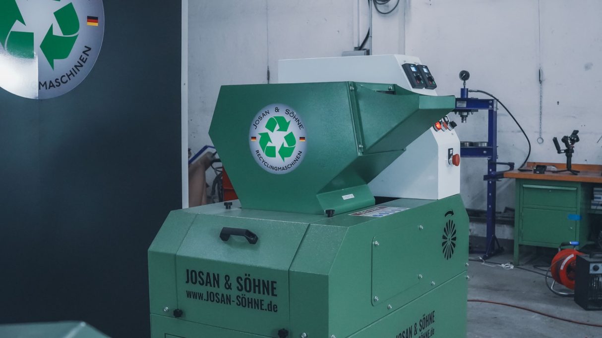 Einfülltrichter der JOSAN E30 Kabelgranulieranlage.