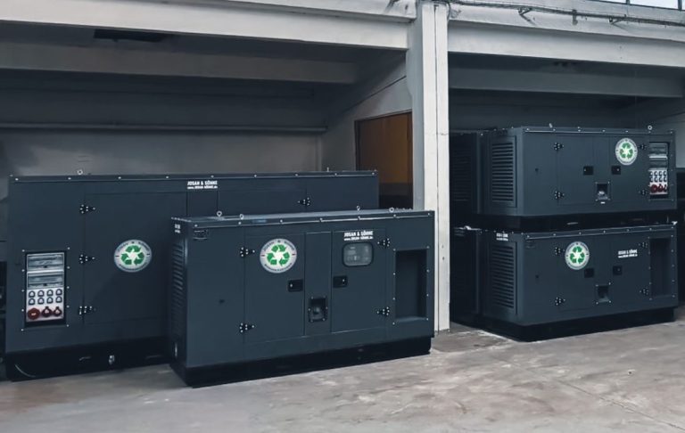 JOSAN Notstromaggregat Frontansicht Gewerbeeinsatz 63KVA 50KW Detailansicht eines JOSAN Diesel-Notstromaggregats mit CE-Steckdosen 63KVA 50 KW