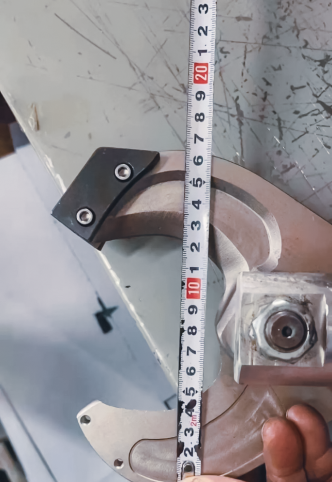 Schneidöffnung messen Maßkontrolle am Schneidbereich der Kabelschere