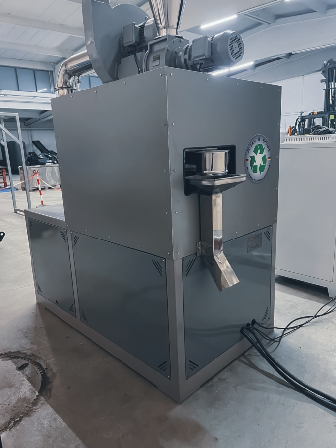 Seitenansicht der JOSAN Kunststoffmühle im Betrieb
