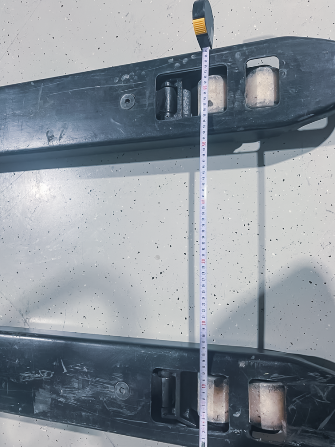 Gabelrolle eines Hubwagens mit Maßband