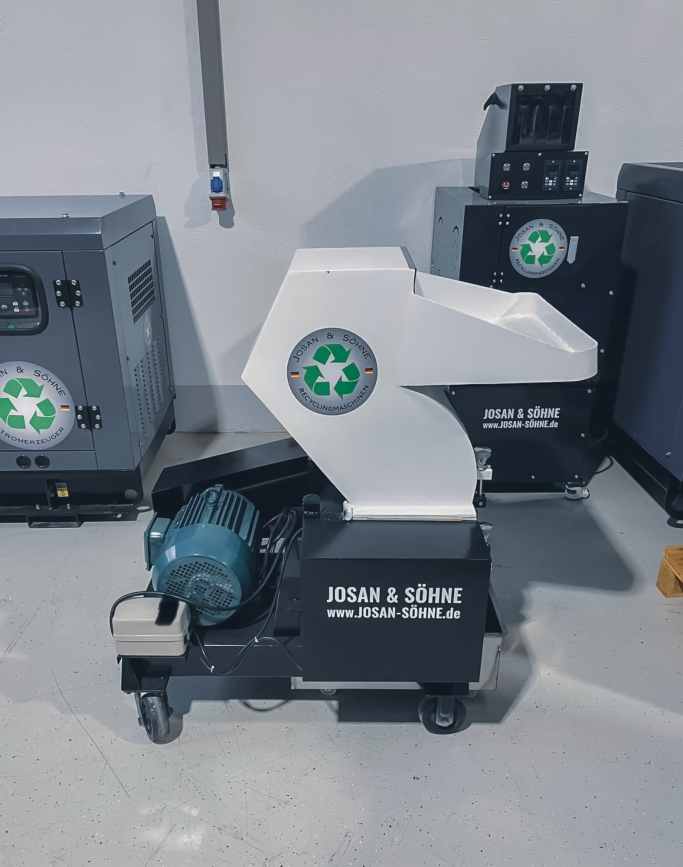 Detailansicht des Einfülltrichters der JOSAN Kunststoffmühle zur sicheren und effizienten Zuführung von Kunststoffabfällen.