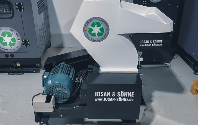 &nbsp;Frontansicht der Josan Kunststoffmühle zur Zerkleinerung von PVC und Kunststoffen.