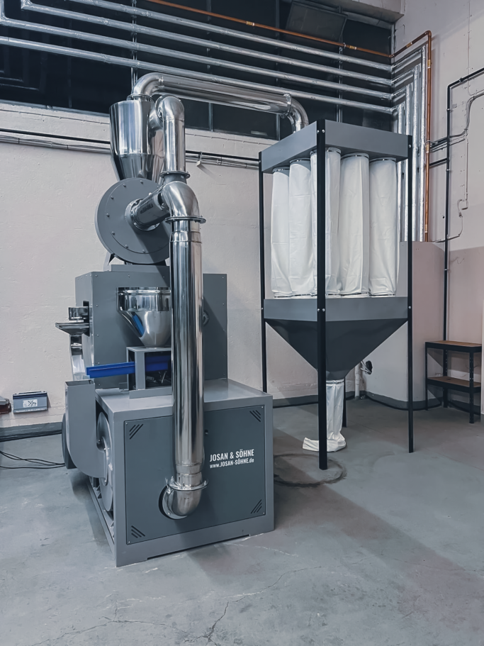 Kunststoffmühle JOSAN mit Absaugung und Filtereinheit
