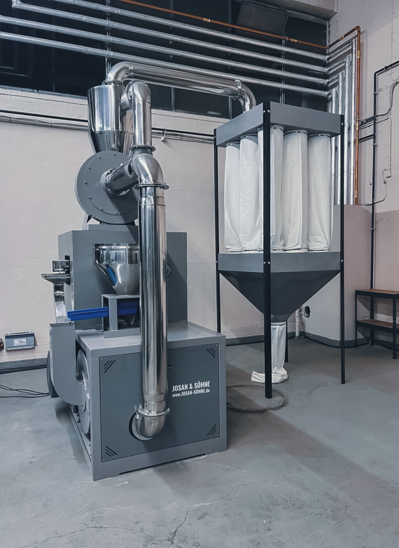 JOSAN PVC Mühle 500 während der Zerkleinerung von PVC-Material im Recyclingbetrieb.