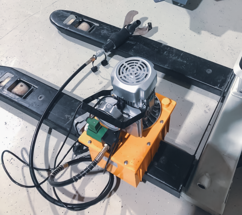 Hubwagen mit integrierter Waage unter Last