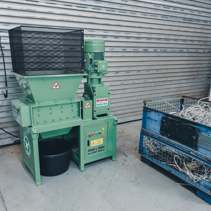JOSAN Zweiwellen-Schredder 40 cm im industriellen Arbeitsumfeld.
