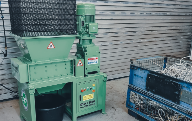 Frontansicht Allesschredder von JOSAN & SÖHNE zum Kauf, perfekte vorbereitung für das recycling
