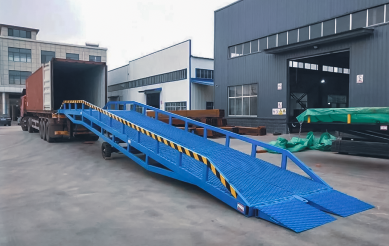 Hydraulische Kabelschere im Einsatz beim Schneiden eines Kupferkabels